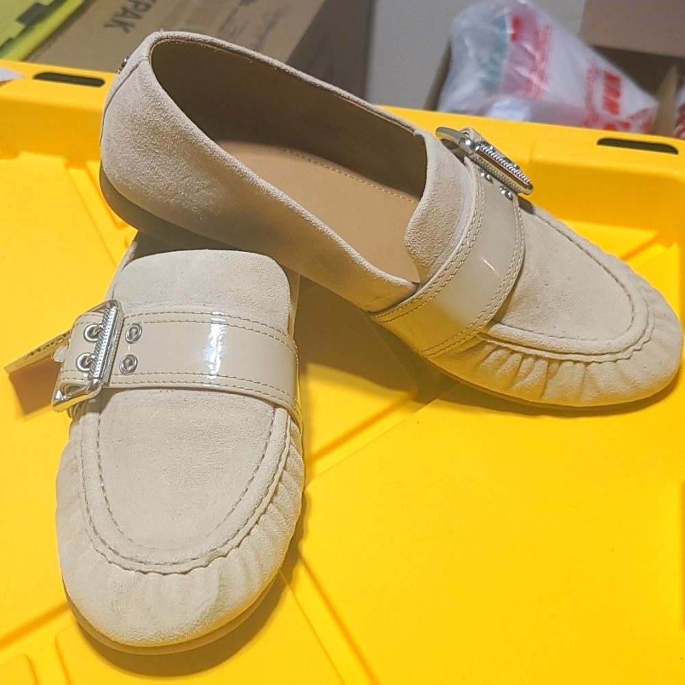 Ugg flats - Picture 3 of 3